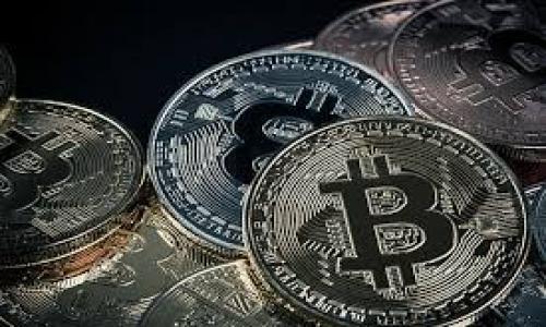   如何开通以太坊钱包：新手指南与实用技巧 / 
 guanjianci 以太坊, 钱包开通, 区块链 /guanjianci 

引言
随着加密货币日益普及，以太坊作为其中一大重要平台，其生态系统也变得越来越丰富多彩。无论是投资、交易还是使用去中心化应用（DApps），拥有一个以太坊钱包是不可或缺的。本文将详细介绍如何开通以太坊钱包，帮助新手用户轻松入门，同时提供一些实用的建议和注意事项。

什么是以太坊钱包？
以太坊钱包是用于存储、接收和发送以太币（ETH）及其他基于以太坊的代币（如ERC-20代币）的数字钱包。它允许用户管理他们的加密资产，并与区块链进行交互。以太坊钱包主要有两种类型：热钱包和冷钱包。

热钱包与冷钱包的区别
热钱包是指始终连接到互联网的钱包，使用起来相对方便，适合频繁交易的用户。例如，在线钱包、手机钱包和桌面钱包都属于热钱包。相较之下，冷钱包是不连接互联网的，如硬件钱包和纸钱包。虽然冷钱包在安全性上表现更好，但操作上稍显不便，因此适合长时间存储资产的用户。

开通以太坊钱包的步骤
接下来，我们将介绍几步简单的方法来开通以太坊钱包。以下是常见的钱包开通方式：

h41. 在线钱包/h4
在线钱包是一种简单便捷的选择，许多平台提供这项服务。用户只需通过浏览器访问钱包网站，并按照指示注册账户即可。例如，MetaMask和MyEtherWallet是业内知名的选项。注册时，务必使用强密码，并妥善保管私钥。

h42. 手机钱包/h4
使用手机钱包是另一种方便的方式。可以在应用商店中下载诸如Trust Wallet或Coinomi等钱包应用。创建账户的过程通常很简单，用户需要设置一个安全的密码并备份助记词。借助手机钱包，用户可以随时随地管理自己的数字资产。

h43. 桌面钱包/h4
桌面钱包适合那些希望在电脑上管理以太坊资产的用户。以Geth或Etherwallet为例，安装并设置这些钱包应用也较为直观。设置过程中，用户需注意备份钱包文件，并确保电脑的安全性，以防遭受恶意软件的攻击。

h44. 硬件钱包/h4
对于希望提高安全性的用户，硬件钱包是最佳选择。Ledger和Trezor是市场上较为常见的硬件钱包品牌。这类钱包需要连接到电脑进行交易，虽然设立过程相对繁琐，但其安全性值得投资者认真对待。在设置时，用户需要按照说明书一步步进行操作，并务必妥善保管备份短语。

钱包创建后的注意事项
一旦成功开通了以太坊钱包，用户应当牢记几个重要的安全措施：

h41. 备份私钥与助记词/h4
每个以太坊钱包都有一个私钥和助记词，分别用于访问和恢复账户。务必将它们安全地保存下来，切勿与他人分享。这些信息是进入你资产的唯一钥匙，如果丢失将无法找回。

h42. 定期更新密码/h4
使用强且复杂的密码，并定期更换是保护钱包安全的重要措施。可以考虑使用密码管理器来生成和存储复杂密码，避免使用简单的个人信息作为密码。

h43. 注意网络安全/h4
在使用热钱包时，要特别留意网络安全。避免在公共Wi-Fi下进行交易，并随时关注是否有恶意网站仿造真正的钱包平台。一些网络钓鱼攻击可能会通过邮件或社交媒体获取用户的私钥，因此要保持警惕。

总结
开通以太坊钱包并不复杂，对于新手用户来说，选择合适自己需求的钱包类型是第一步。无论是热钱包还是冷钱包，各有其优劣，用户应根据个人的使用习惯和资产安全需求来进行选择。同时，遵循安全措施，定期管理和备份，这将帮助用户更加从容地进入以太坊生态，开启加密货币的旅程。

附录：进一步学习的资源
如需进一步了解以太坊及其钱包，建议访问以下资源：
ul
lia href=