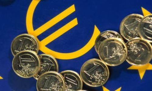 如何解决以太坊钱包无法兑换USDC的问题：详细指南  
以太坊钱包, USDC兑换, 数字货币问题/guanjianci

详细介绍

在加密货币的世界里，以太坊（Ethereum）和USDC（USD Coin）是两种非常受欢迎的数字资产。以太坊不仅是一种加密货币，还是一个强大的区块链平台，能支持智能合同和去中心化应用。而USDC则是基于以太坊智能合同定义的稳定币，旨在为用户提供稳定的价值储存。在这篇内容中，我们将深入探讨一些用户在使用以太坊钱包时遇到的困难，尤其是无法成功兑换USDC的各种情况与解决方法。

### 一、以太坊钱包的基本知识

要了解如何解决以太坊钱包无法兑换USDC的问题，我们首先需要清楚以太坊钱包的功能，以及如何安全储存和管理以太坊及其代币。以太坊钱包可以分为热钱包和冷钱包：

1. **热钱包**：常用于日常交易，便利且快速，包括移动钱包和网页钱包。他们通常与互联网连接，因此更容易受到攻击，但也方便用户随时访问和使用。

2. **冷钱包**：通常用于长期存储，包括硬件钱包和纸钱包。冷钱包相对安全，更适合存储大量资金，但在交易时需要更多的步骤。

用户在选择以太坊钱包时，需要考虑安全性、操作便捷性及其支持的交易功能。同样，用户需确保钱包支持USDC等代币的管理和交换功能。

### 二、常见的兑换问题

接下来，我们将探讨用户在以太坊钱包兑换USDC时可能会遇到的四个常见问题：

#### 1. 找不到USDC代币

许多用户在兑换USDC时首先面临的问题是找不到该代币。有时候，用户可能会在钱包界面上看到自己的以太坊币（ETH），但却找不到USDC。大部分以太坊钱包并不会自动显示所有代币，用户需要手动添加USDC。

**解决方法**：用户可以通过添加代币功能，在钱包中输入USDC的合约地址 (Contract Address)，以便正确显示余额。USDC在以太坊区块链上的合约地址是 `0xA0b86991c6218b36c1d19d4a2e9eb0ce3606eb48`。

#### 2. 交易费用过高

另一个用户常常碰到的问题是以太坊网络的高交易费用（Gas Fees）。在网络繁忙的时候，交易费用可能会突然飙升，导致用户难以进行兑换。

**解决方法**：减少交易费用的方法之一是选择在网络使用量较低的时段进行交易。此外，许多钱包提供了不同的交易速度选项，用户可以选择更低的费用，等待交易稍微延迟以保存成本。

#### 3. 兑换平台选择错误

用户在兑换USDC时，有时选择了不支持此交易的交易平台或去中心化交易所（DEX）。这会导致他们在进行兑换时产生错误。每个平台对允许的交易对都有所不同。

**解决方法**：用户需要确保所选择的平台支持以太坊与USDC之间的直接交易。常用的交易平台如Uniswap、Curve和Binance等都提供了这类服务，但用户在平台之间进行交易之前应该熟悉各个平台的费用、流动性和可靠性。

#### 4. 账户余额不足

在进行以太坊和USDC的兑换交易时，如果以太坊钱包中的ETH余额不足以支付交易费用，则无法成功执行交易。

**解决方法**：用户需要确保他们的以太坊钱包中有足够的ETH可用于交易，因为无论交易的代币是什么，交易费用始终是以ETH支付的。

### 三、提高兑换成功率的建议

为了确保用户在以太坊钱包兑换USDC能顺利进行，以下是一些提高成功率的建议：

1. **使用专业钱包**：选择一些广为人知和安全性高的钱包，如MetaMask、Trust Wallet或Ledger Live，这些钱包通常会更好地支持多种代币并提供良好的用户体验。

2. **定期检查网络状况**：在进行交易之前，用户可以通过工具（如Etherscan）了解当前网络的拥堵情况，从而选择更合适的交易时机。

3. **保持密切关注市场动态**：加密货币市场瞬息万变，用户应定期查看各个交易平台的费用变动，以便及时获取最佳的交易时机。

4. **了解兑换策略**：例如，用户可以研究和利用套利机会，在不同平台、不同时间之间进行汇率比较，从而找到最优的交易方案。

5. **阅读用户反馈**：在选择交易平台或服务提供商时，可以查阅其他用户的使用评价，以便判断该平台的可靠性和效率。

### 四、解决方案总结

综上所述，用户在以太坊钱包兑换USDC时可能会遇到多个问题，这些问题往往可以通过简单的求助于正确的工具和信息来解决。学习包容性和综合性的信息对用户的投资决策和交易操作都有很大的帮助。

当面对以太坊钱包无法兑换USDC的问题时，通过正确的知识和技能手段，用户不仅能提升自己的投资效率，还能增强对数字货币市场的理解。

### 常见相关问题

1. **如何确保钱包的安全性？**
   - 钱包的安全性对于任何加密货币持有者都至关重要。用户应采取多重保护措施，例如：
   - 使用强密码和两因素认证（2FA），确保钱包的安全。
   - 存储私钥或恢复种子短语于安全的地方，避免泄露。
   - 选择知名且受信任的钱包服务，避免使用不熟悉或没有好评的产品。

2. **为什么以太坊网络费用波动如此剧烈？**
   - 网络拥堵、使用场景以及交易量都会影响Gas费用。
   - 当交易数量达到网络最高容量时，用户为确保交易被矿工优先处理，可能会抬高出价，从而引起费用上涨。

3. **有什么方法可以提高交易的处理速度？**
   - 提高Gas价格可以提高交易处理的优先级。
   - 或者选择在网络不那么繁忙的时段进行交易，可以有效降低处理时间。

4. **如何选择合适的交易所进行USDC兑换？**
   - 考虑交易所的信誉、用户评价、费用结构、流动性和支持的交易对等。
   - 流动性充足的交易所一般能提供更优惠的兑换价格。

5. **如何了解USDC及其价值波动？**
   - 用户可以通过查看市场行情网站（如CoinMarketCap）了解USDC的实时价格动态。
   - 关注区块链新闻和金融新闻，了解USDC背后的经济政策和市场趋势，可以帮助用户预测价格的波动。

在进入数字货币领域前，了解这些基本知识和操作技巧，将有助于用户更好地进行加密资产的交易和管理，从而实现其投资目标。